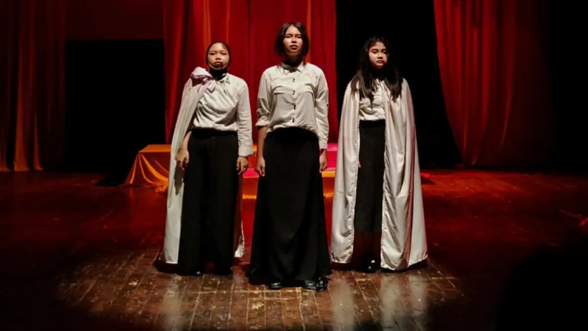TOTALITAS: Salah satu frame dalam pementasan Wanita Dalam Pelita di Teater Arena Taman Budaya Jawa Tengah, Sabtu malam (16/5). (HERNINDYA JALU/RADAR SOLO)
