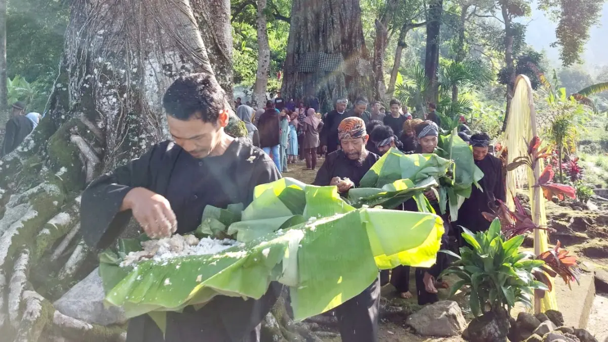 Tradisi Dukutan yang digelar sejumlah warga Dusun Nglurah, Tawangmangu, Karanganyar. (RUDI HARTONO/RADAR SOLO)