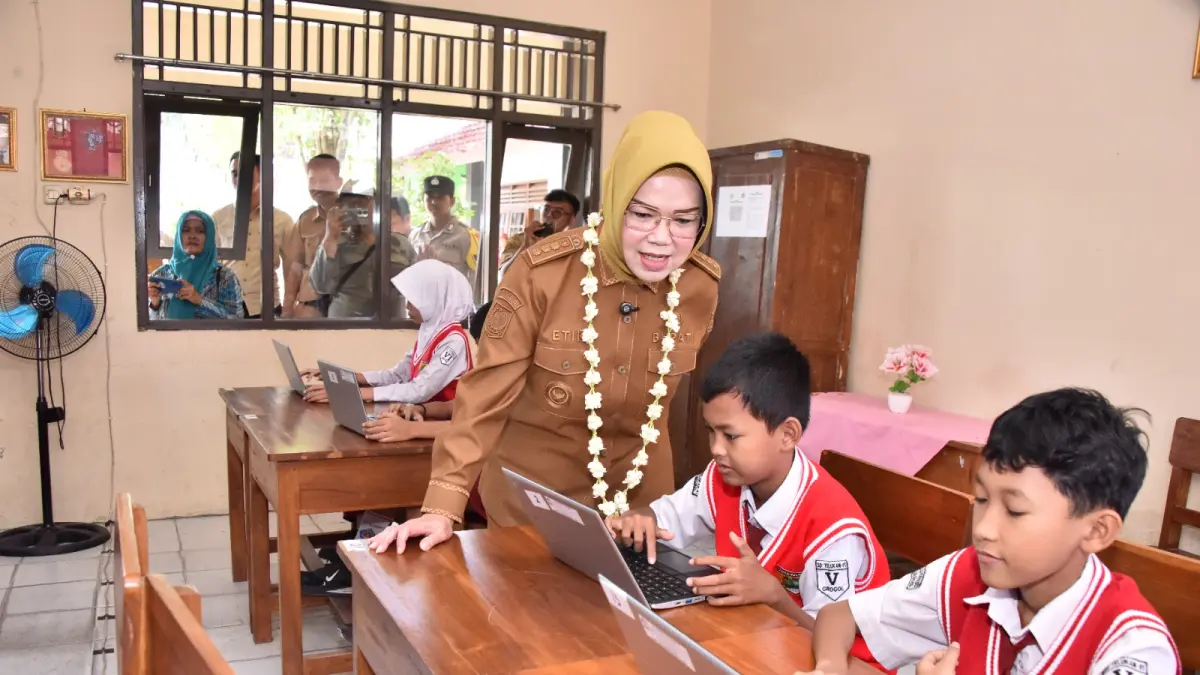 Bupati Sukoharjo Etik Suryani berinteraksi dengan siswa saat peluncuran program Sekolah Unggul Tahap I di SDN Telukan 01, Kecamatan Grogol, Senin (25/5). (IWAN KAWUL/RADAR SOLO) 