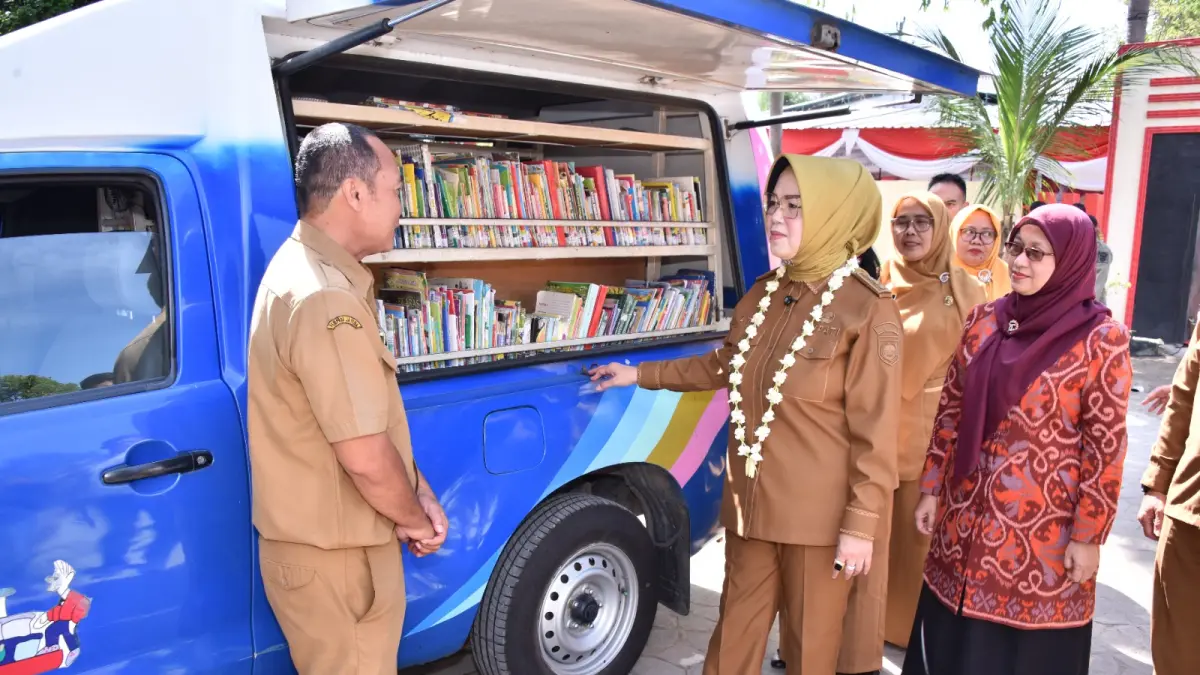 Bupati Sukoharjo Etik Suryani mengecek fasilitas perpustakaan keliling yang bisa menjadi sarana peningkatan budaya membaca untuk mengurangi penggunaan 