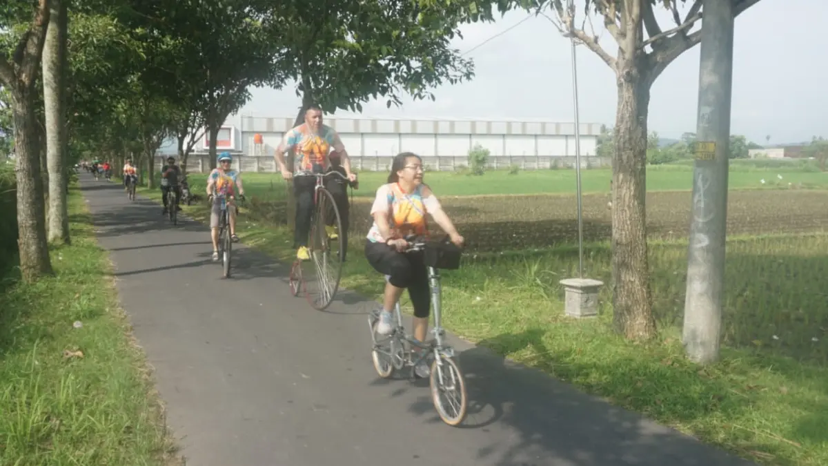 Kegiatan bersepeda bertajuk Social Culture Ride dari rangkaian KLIC Fest yang diikuti delegasi internasional dengan mengelilingi Kecamatan Prambanan, Klaten. (Angga Purenda/Radar Solo)