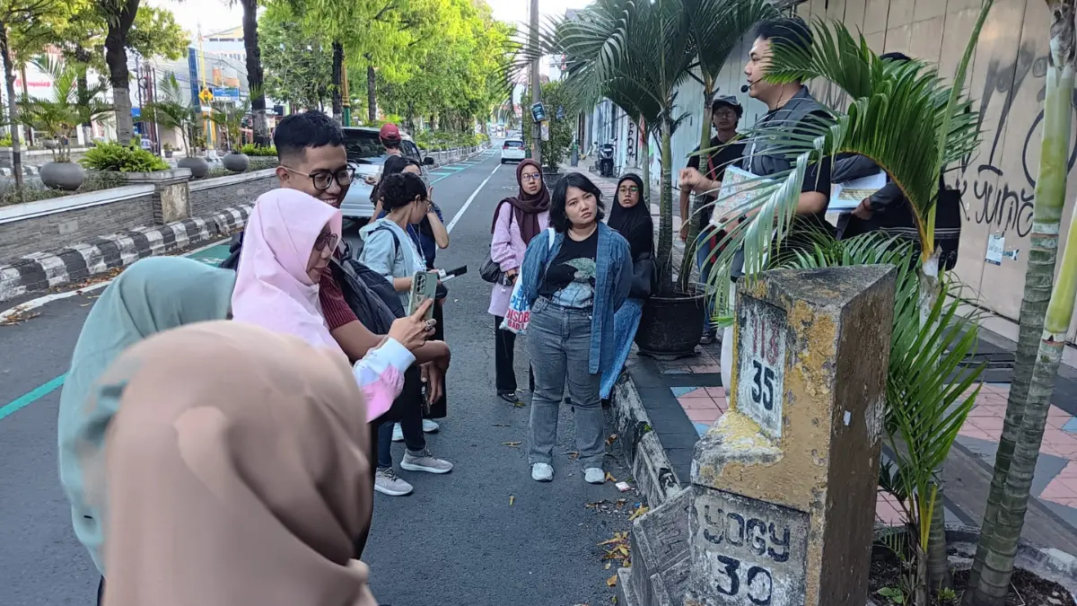 Kegiatan walking tour yang digelar oleh Komunitas Klaten Lampau yang mulai diminati anak muda. (Angga Purenda/Radar Solo)