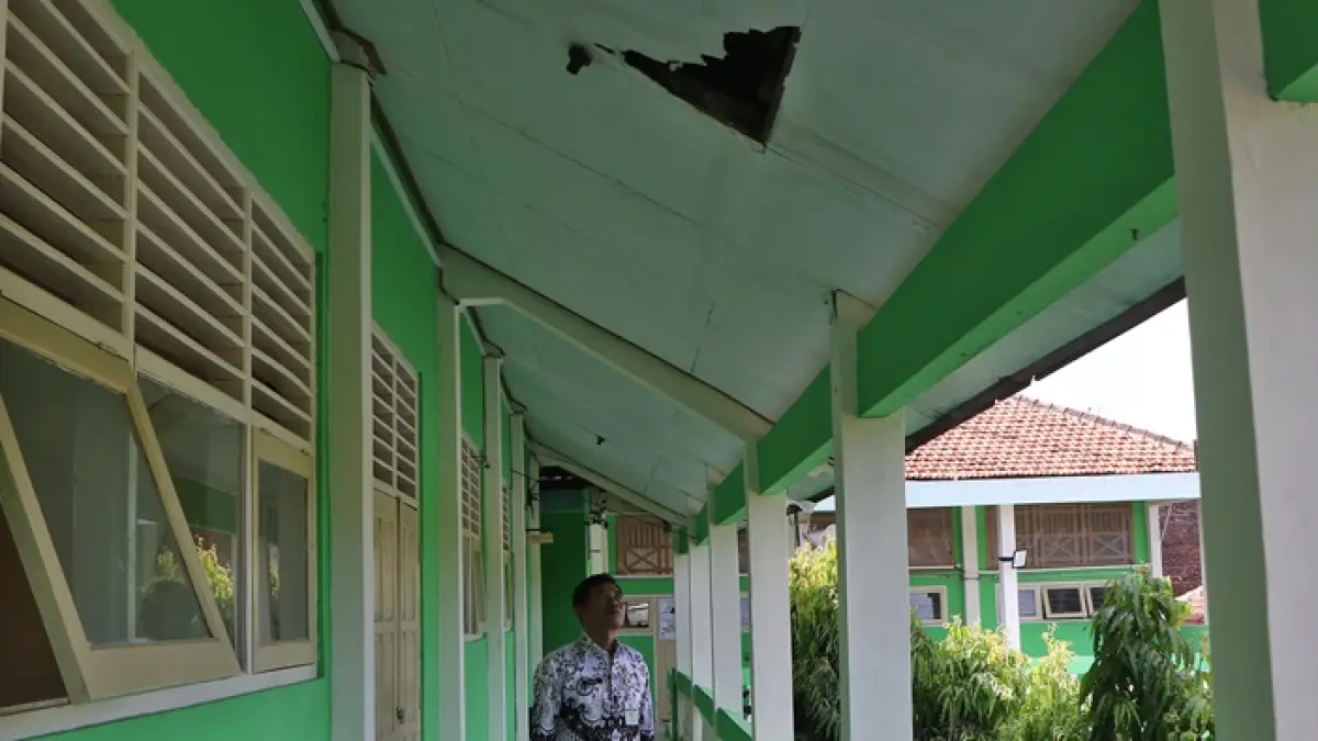 Kondisi bangunan SMPN 23 Solo di beberapa sudut sudah sangat memprihatinkan termakan usia dan perlu perbaikan. (ARIEF BUDIMAN/RADAR SOLO)