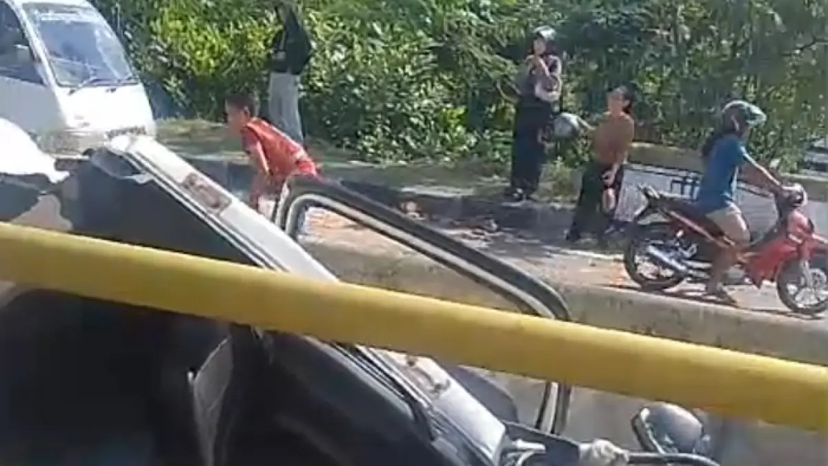Kondisi kepala truk yang nyaris terjun ke Kali Cemoro di perbatasan Gondangrejo, Karanganyar dengan Kalijambe, Sragen, Senin (25/5/2026). (Ahmad Khairudin/Radar Solo) 