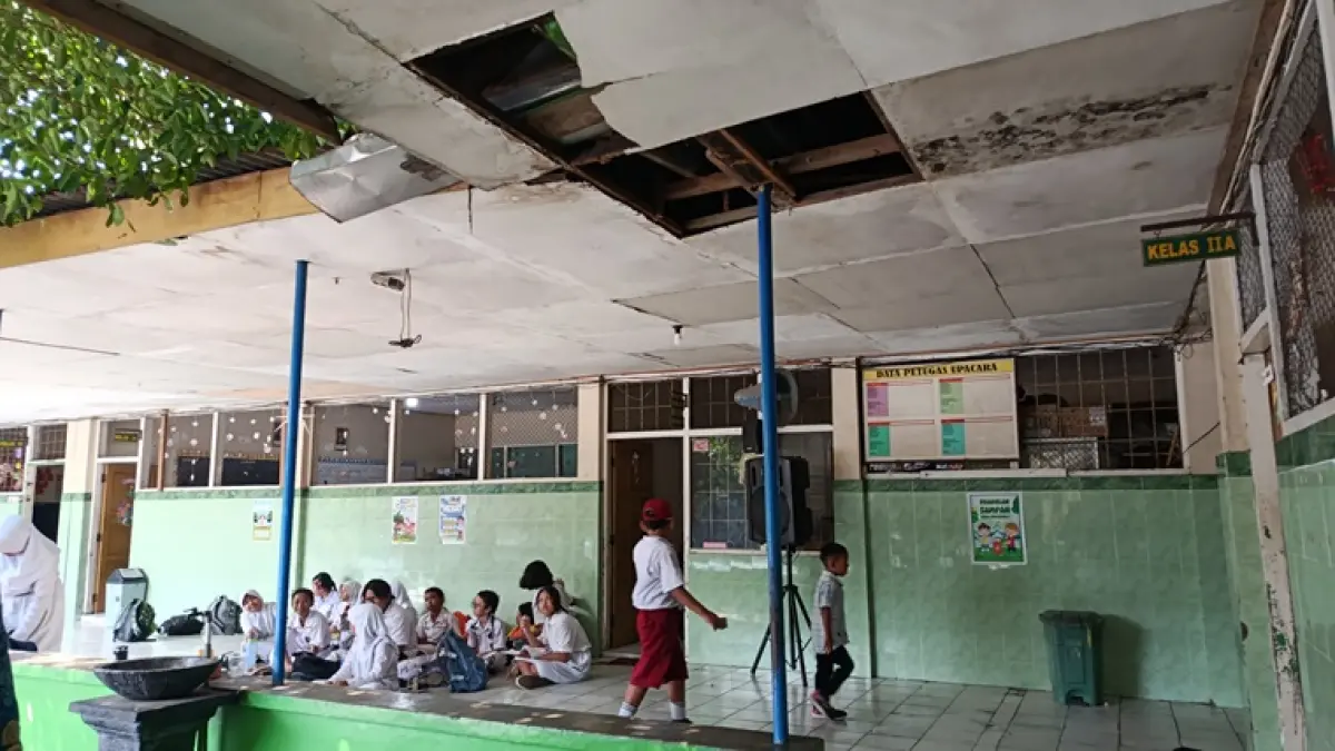 Kondisi SDN 03 Mojosongo, Jebres, Solo yang memprihatinkan, banyak plafon sudah jebol. (ALFIDA NURCHOLISAH/RADAR SOLO)