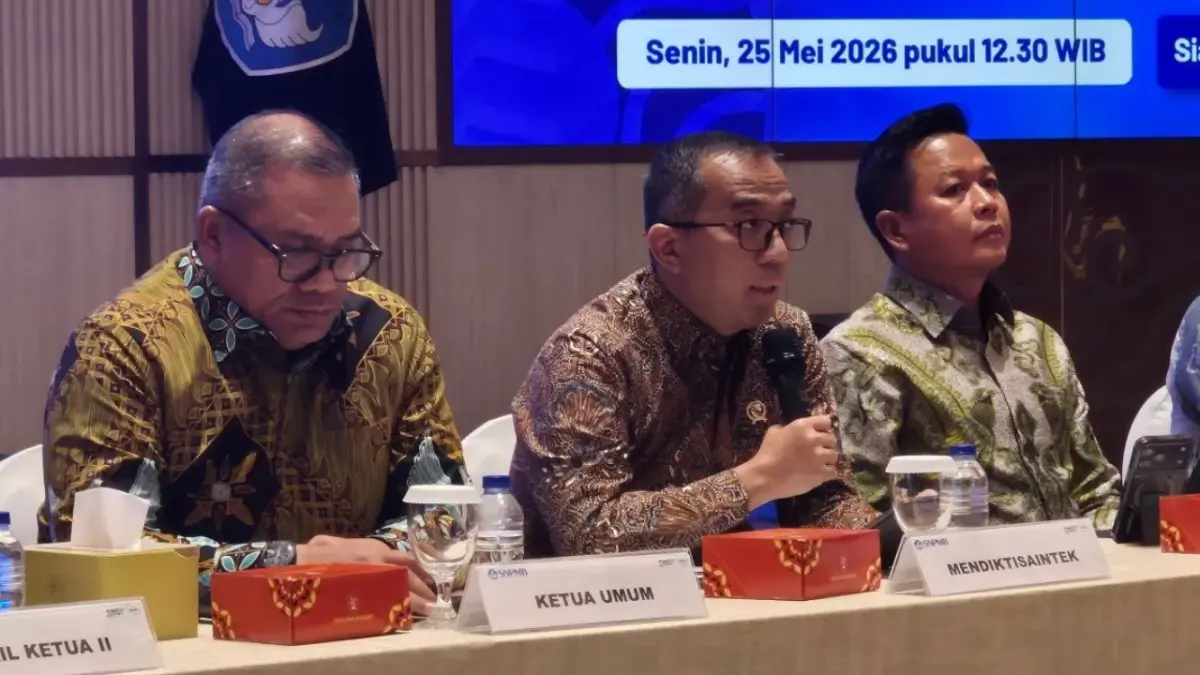Mendiktisaintek Brian Yuliarto (tengah) dan Ketua Umum Tim Penanggung Jawab Panitia SNPMB Tahun 2026 Eduart Wolok (kiri) dalam konferensi pers di Jakarta, Senin (25/5/2026). (ANTARA/Sean Filo Muhamad)

