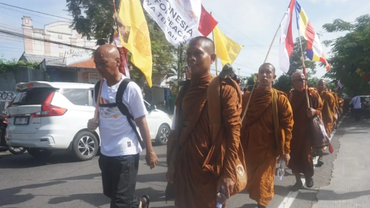 Para bhikkhu melintasi Kota Klaten untuk melanjutkan perjalanan ke Daerah Istimewa Yogyakarta (DIY), Senin (25/5/2026). (Angga Purenda/Radar Solo)
