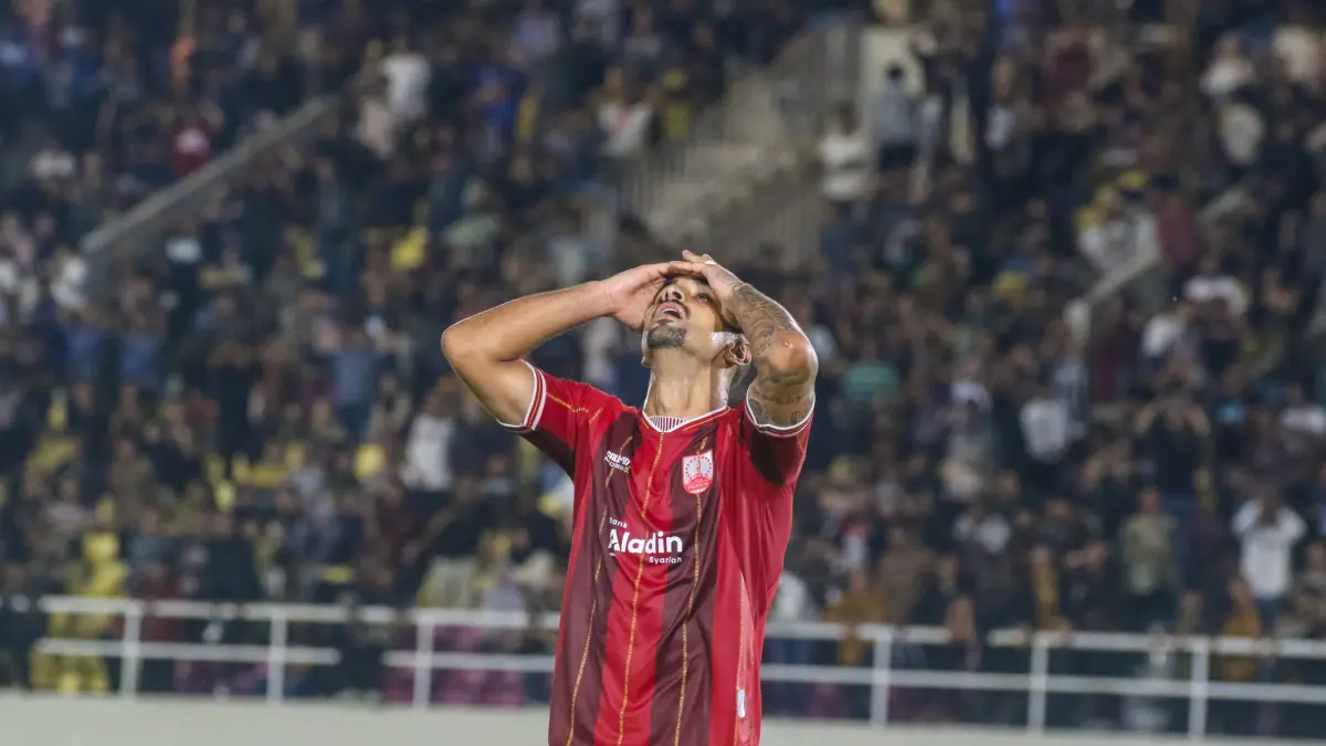 Pemain Persis Solo Bruno Gomes tertunduk lesu usai gagal menjebol gawang lawan di Super League. (M. IHSAN/RADAR SOLO) 