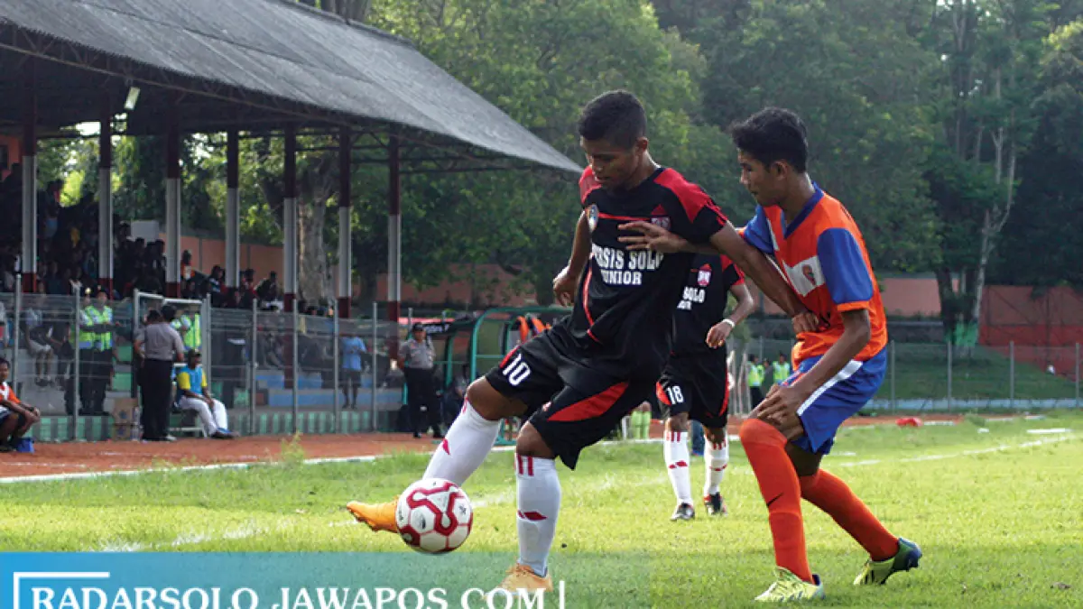Pemain PSISra Sragen (kanan) saat melakukan pertandingan melawan Persis Solo pada 2015 silam. (Dok.Radar Solo)