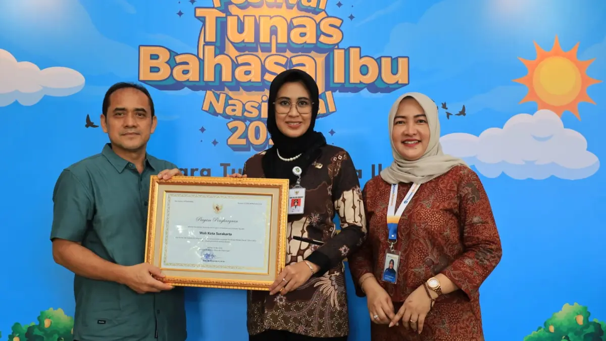 Pemkot Solo menerima penghargaan dari Kemendikdasmen diterima Wakil Wali Kota Solo Astrid Widayani. (Humas Pemkot Solo)