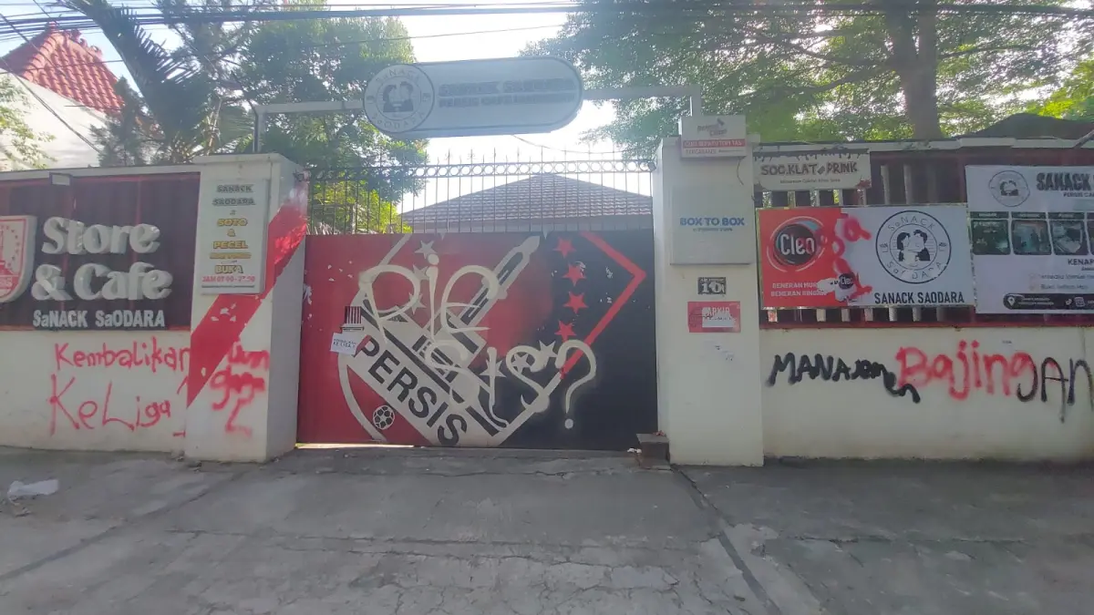 Persis Store yang ada di kawasan Manahan terkena vandalisme, yang diduga dibuat oleh oknum suporter yang kecewa atas terdegrdasinya Persia Solo. (ANTONIUS CHRISTIAN/RADAR SOLO) 