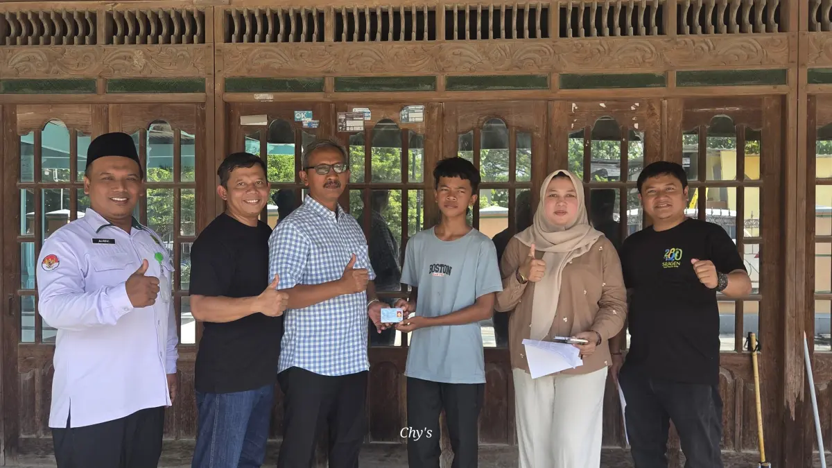 Petugas Kecamatan Sidoharjo melakukan perekaman e-KTP. (Ahmad Khairudin/Radar Solo)
