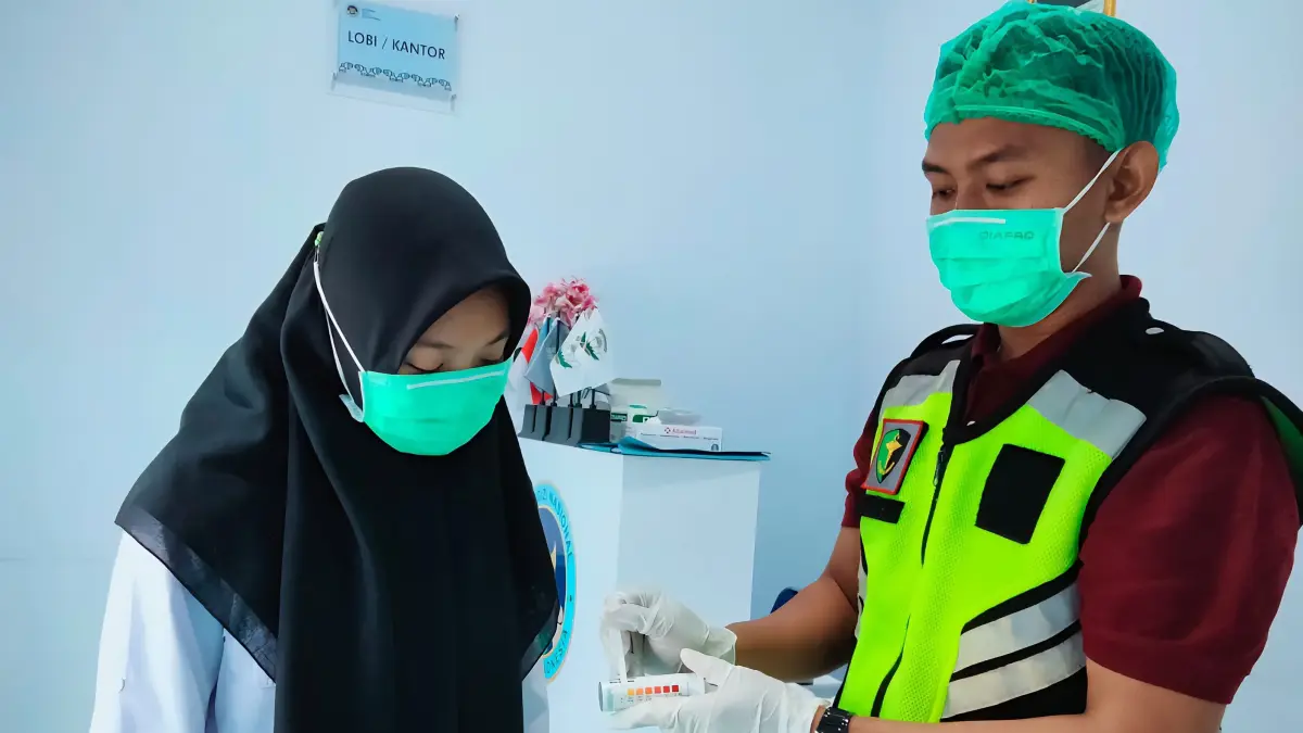 Sidokkes Polres Wonogiri periksa sampel makanan di SPPG Eromoko dan SPPG Pracimantoro, Senin (25/5/2026). (DOK.POLRES WONOGIRI) 