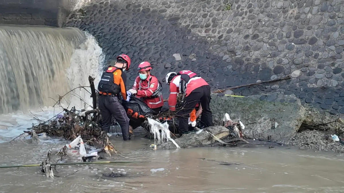 Tim SAR gabungan evakuasi remaja yang tenggelam di Sungai Laes, Pemalang, Senin (25/5/2026), (SAR Semarang) 