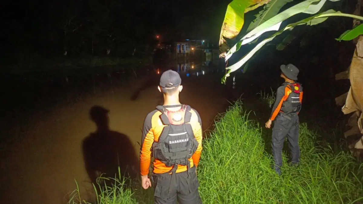 Tim SAR lakukan pencarian dua remaja atlet dayung Pemalanf yang tenggelam saat latihan di sungai Laes, Minggu (24/5/2026). (Dokumentasi SAR Semarang) 