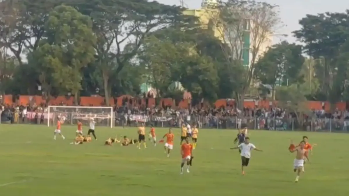 Turnamen sepak bola Bupati Cup Sragen menyambut Hari Jadi Ke-280 Kabupaten Sragen di Stadion Taruna. (Ahmad Khairudin/Radar Solo) 