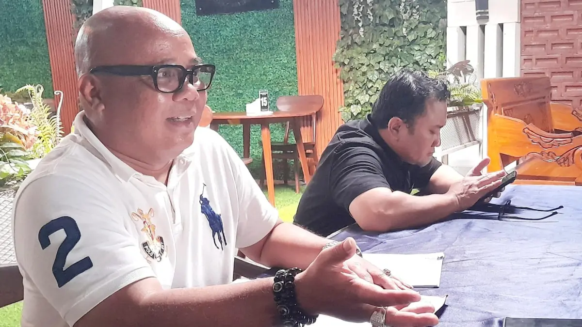 Zainal Arif salah satu kuasa hukum korban saat menyampaikan data terkait penipuan yang dilakukan oleh salah satu pengusaha alat berat asal Tasikmadu. (Rudi Hartono/Radar Solo) 