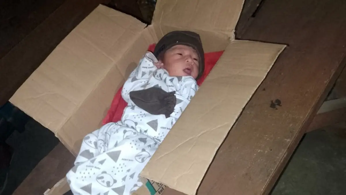 Bayi yang ditemukan di Dukuh Plasan, Desa Sidoharjo, Kecamatan Sidoharjo, Sragen pada Senin malam (25/5/2026). (Ahmad Khairudin/Radar Solo)
