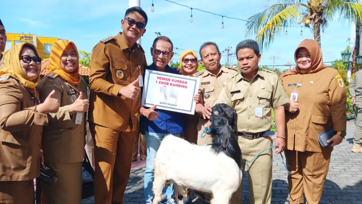 Bupati Klaten Hamenang Wajar Ismoyo menyerahkan hewan kurban kepada perwakilan penerima di halaman Pendapa Pemkab Klaten, Selasa (26/5/2026). (Angga Purenda/Radar Solo)