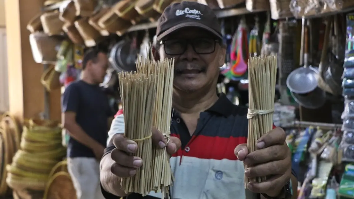 Pedagang tusuk sate dan besek di Pasar Legi Solo kebanjiran orderan perlengkapan bakaran untuk mengolah daging kurban saat momentum Hari Raya Idul Adha 2026. (ARIEF BUDIMAN/RADAR SOLO)