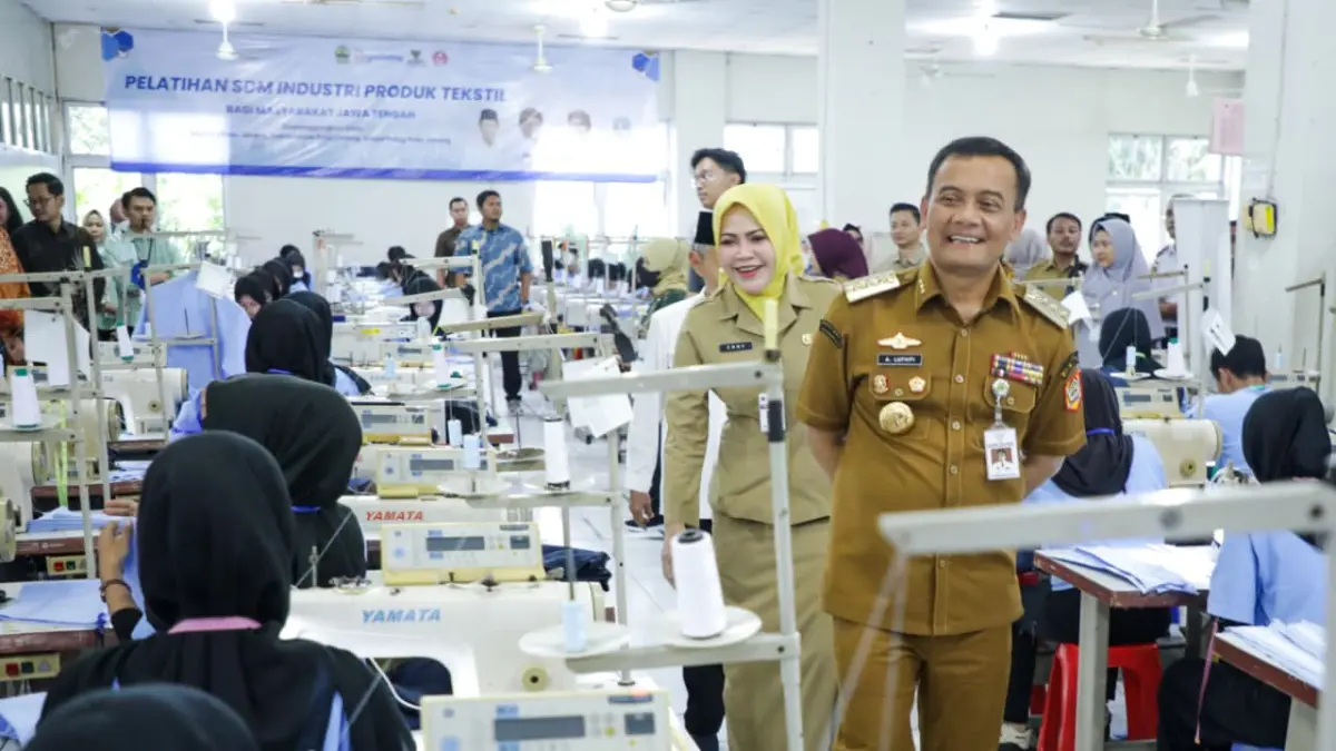 Pemprov Jateng melalui BIPTAK melatih gratis warga miskin dan disabilitas agar siap kerja. Peserta mendapat makan, penginapan, hingga penyaluran kerja ke perusahaan mitra dengan gaji sesuai UMR.