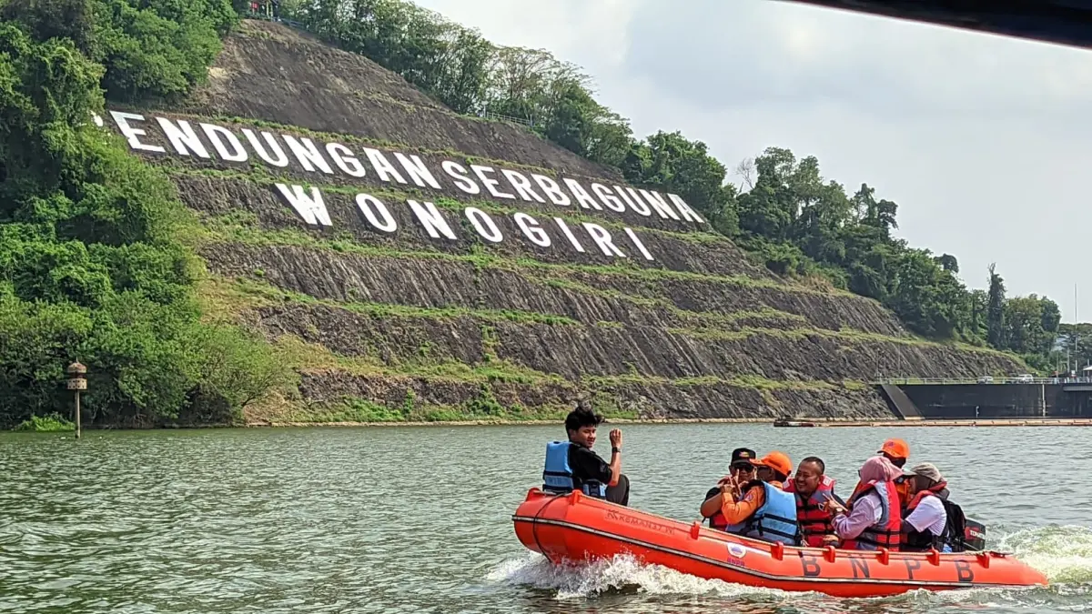 Penyebaran benih ikan di WGM Wonogiri belum lama ini. (IWAN ADI/RADAR SOLO)
