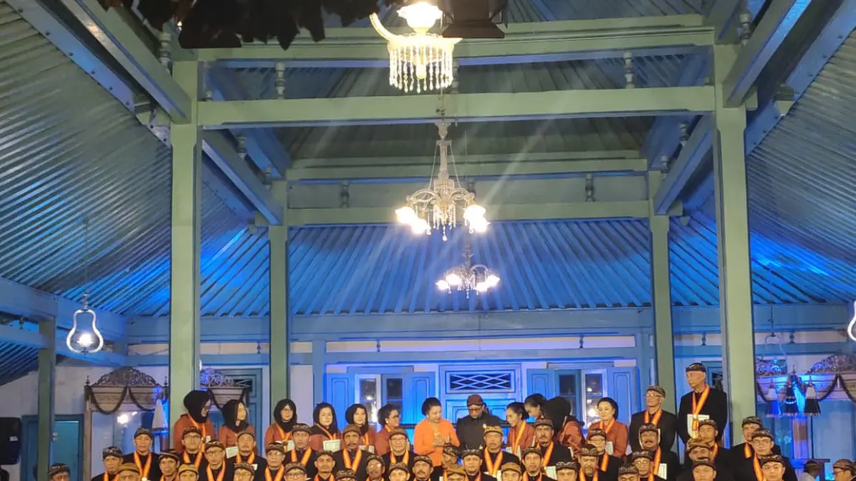 Siswa Sanggar Pasinaon Pambiwara Keraton Surakarta Angkatan 2026 jalani wisuda. Praktik tarian keraton oleh siswa sanggar. (Dok. Keraton Surakarta)