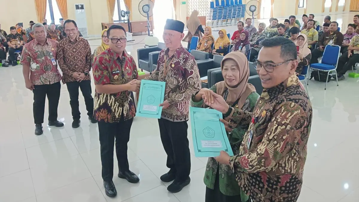 Wakil Bupati Karanganyar Adhe Eliana serahkan SK kepada kepala SD non reguler, Selasa (26/5/2026). (Rudi Hartono/Radar Solo)