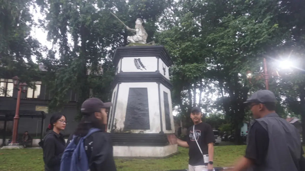 Airell dan Naufal menjelaskan ke peserta dalam kegiatan walking tour bertajuk Berjalan ke Stadion Trikoyo Klaten. (Angga Purenda/Radar Solo)