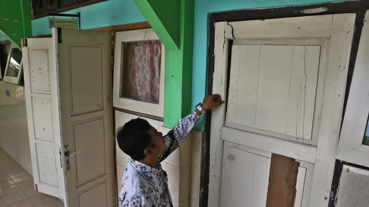 Beberapa bagian SMPN 23 Solo sudah lapuk dimakan usia. (Arief Budiman/Radar Solo)