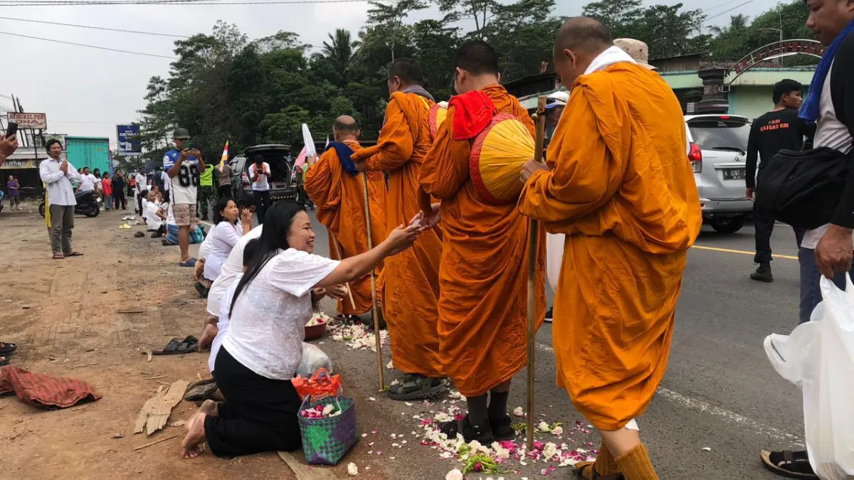 Bhikkhu sangha yang melakukan ritual berjalan kaki (Thudong) dari Kabupaten Jepara resmi memasuki wilayah Kabupaten Boyolali pada Rabu (27/5/2026). (ABDUL KHOFID/RADAR SOLO)
