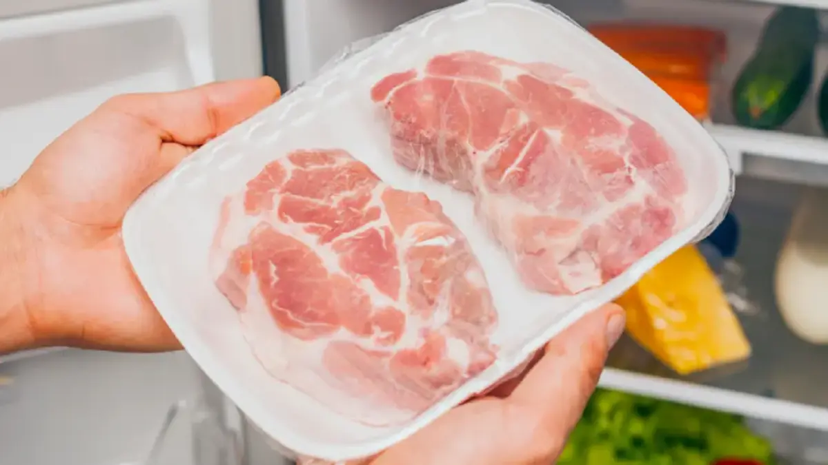 Daging kurban lebih awet disimpan dalam freezer.
