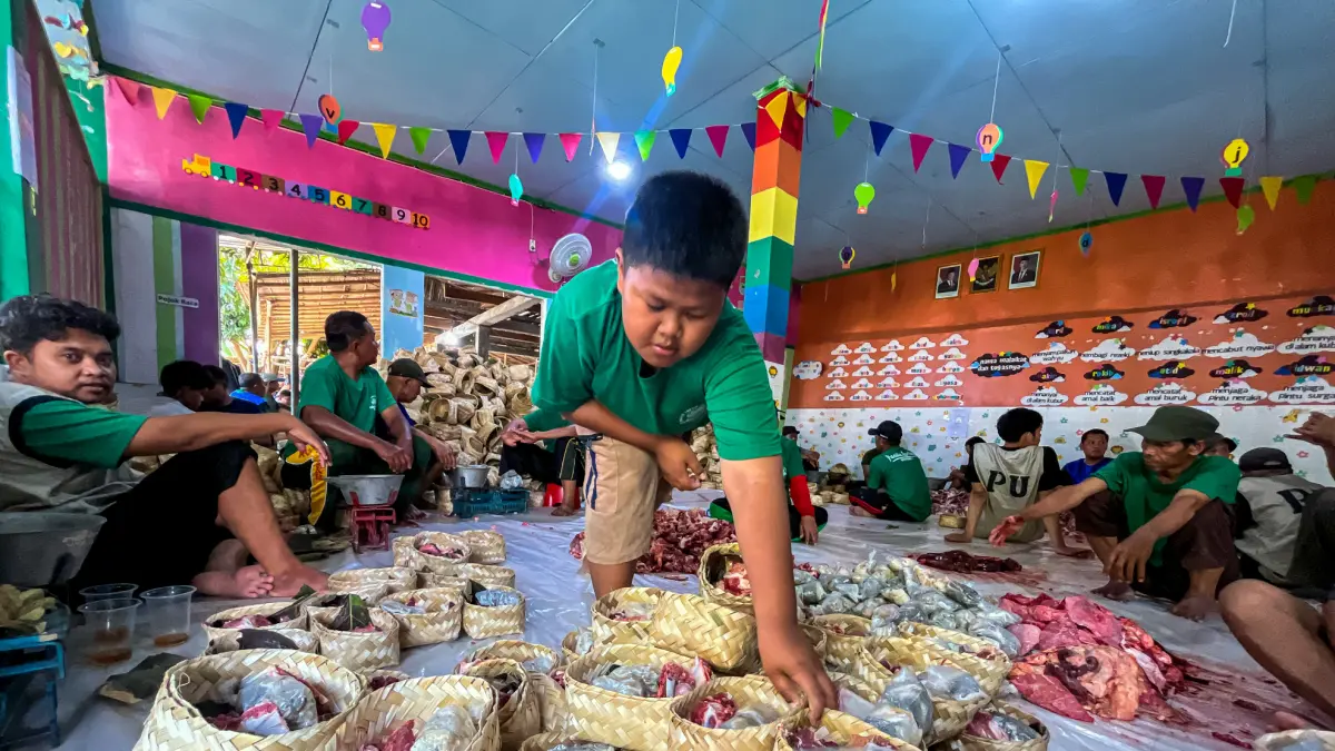 Distribusi daging kurban dengan besek oleh Majelis Tafsir Alquran (MTA) cabang Makam Haji, Rabu (27/5). (M IHSAN/RADAR SOLO)