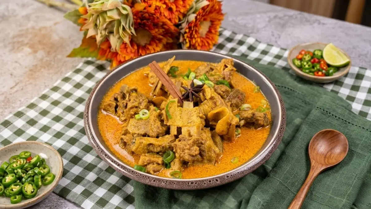 Hidangan menu gulai kambing yang menggugah selera. 