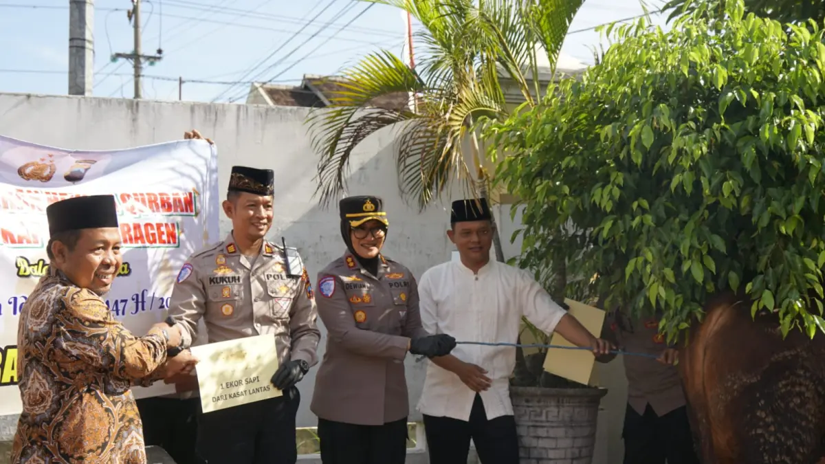 Kapolres Sragen AKBP Dewiana Syamsu Indyasari (tiga dari kiri) serahkan hewan kurban ke masyarakat di hari raya Idul Adha, Rabu (27/5/2026). (Ahmad Khairudin/Radar Solo)
