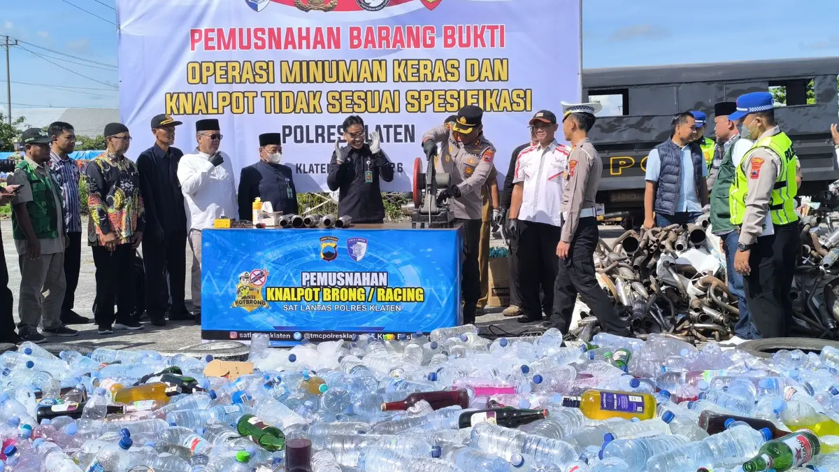 Pemusnahan barang bukti ribuan botol berisi minuman keras dan knalpot brong di Lapangan KSDC Mapolres Klaten, Selasa (26/5/2026). (Angga Purenda/Radar Solo)