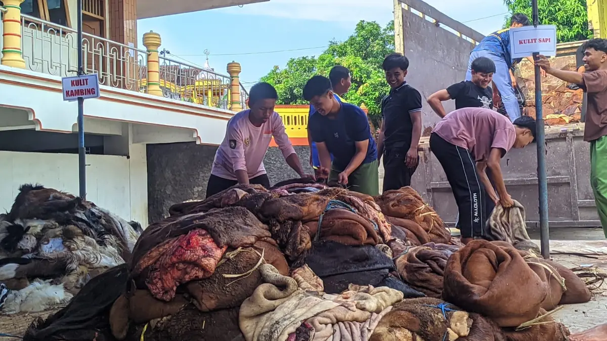Petugas mengangkut kulit hewan kurban di Ponpes Al Barru, Wonogiri, Rabu (27/5/2026). (IWAN ADI/RADAR SOLO)