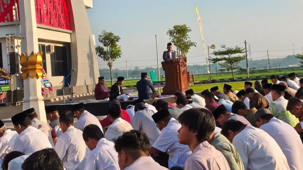 Ribuan jamaah salat Idul Adha di halaman Kantor Terpadu Pemda Sragen, Rabu (27/5/2026). (Ahmad Khairudin/Radar Solo)