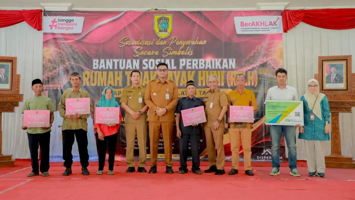 Bupati Klaten Hamenang Wajar Ismoyo saat menyalurkan bantuan rehab RTLH di Gedung Sunan Pandanaran RSPD Klaten pada Selasa (26/5/2026) (Dokumentasi Bagian Prokopim Setda Klaten)
