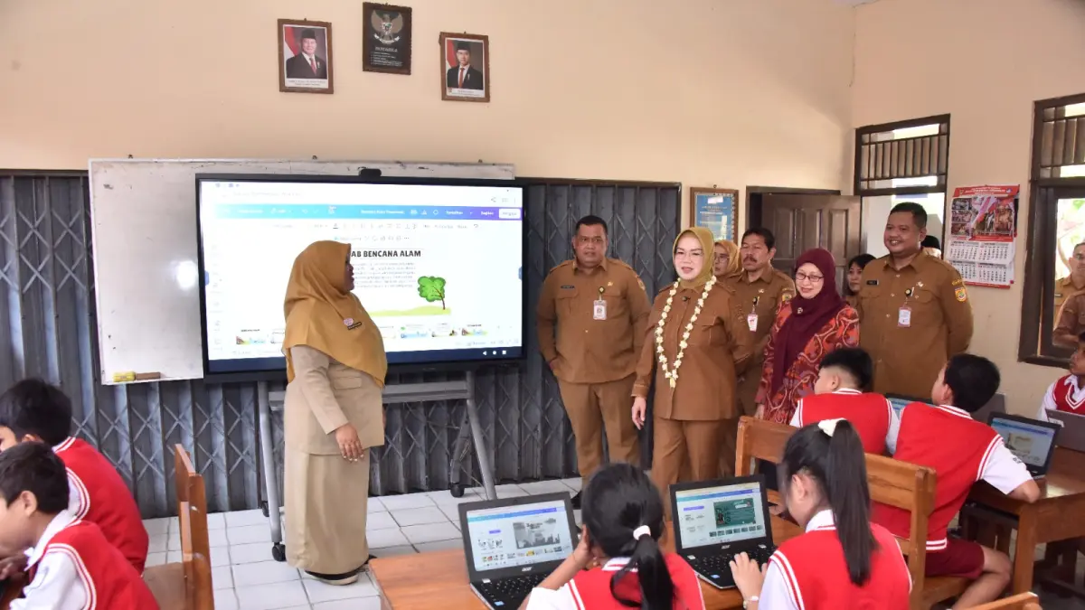 Bupati Sukoharjo Etik Suryani saat peluncuran Sekolah Unggulan di SDN Telukan 01, Kecamatan Grogol, Senin (25/5). (Iwan Kawul/Radar Solo) 