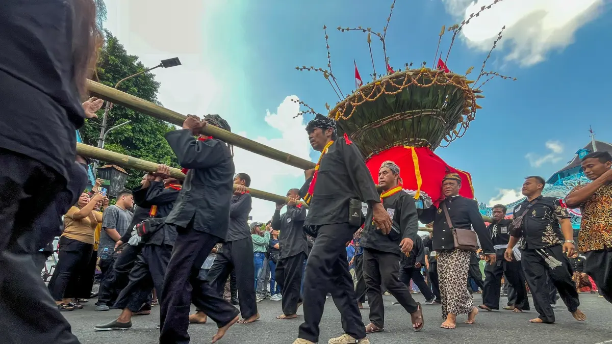 Grebeg Besar Idul Adha digelar kubu LDA Keraton Surakarta, Kamis (28/5). (M Ihsan/Radar Solo) 