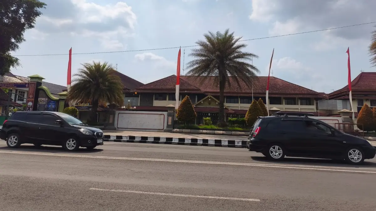Kondisi bekas kantor Pemda Sragen di Jalan Sukowati Sragen yang ditinggalkan beberapa tahun terakhir. (Ahmad Khairudin/Radar Solo)