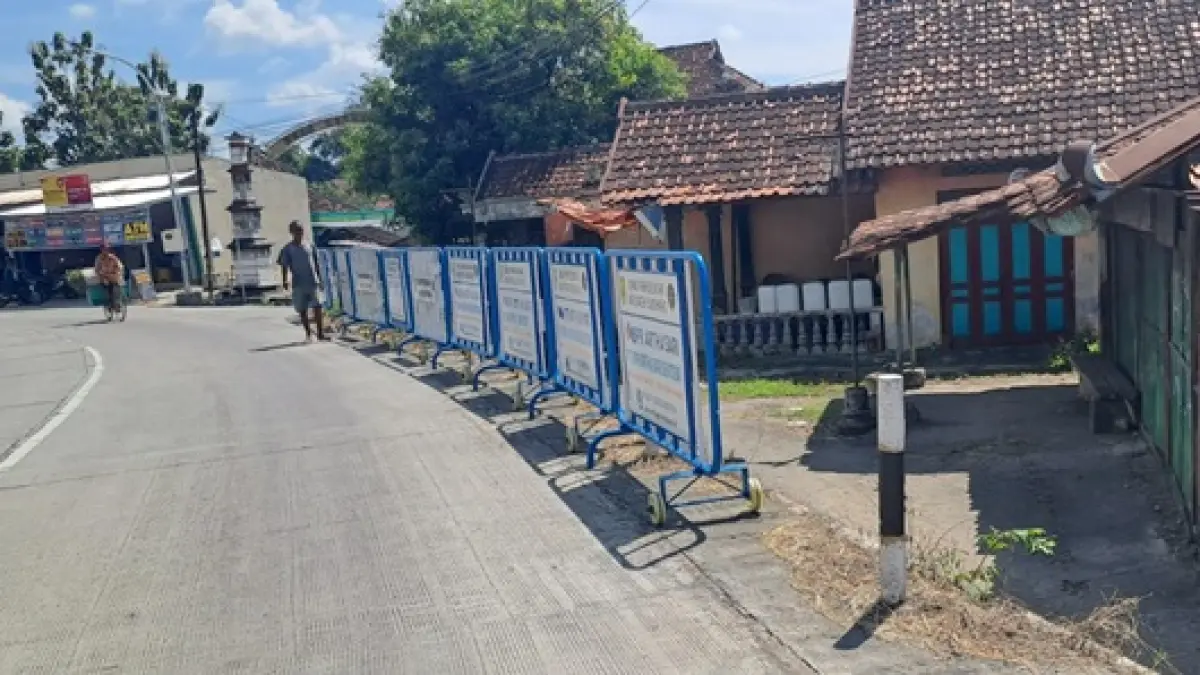Pemasangan barikade di tikungan tajam jalur penghubung Tawangsari-Pedan, tepatnya di Desa Kedungjambal, belum lama ini. (DOK. DISHUB SUKOHARJO)