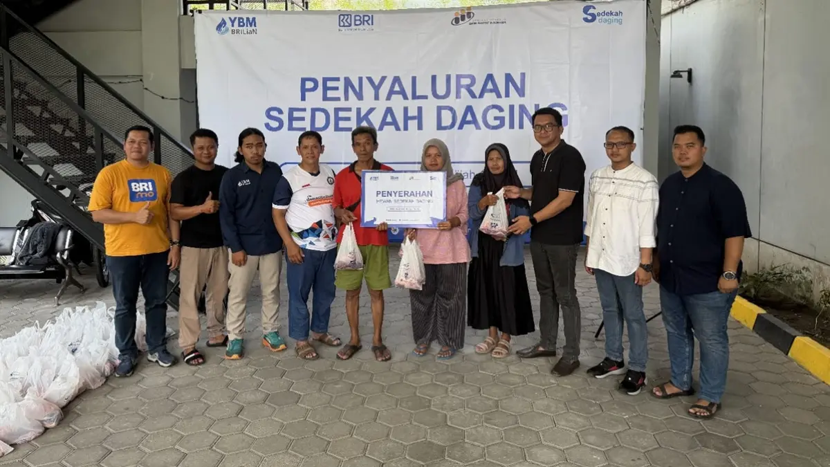 Pemimpin Cabang BRI Klaten Agung Prasetyo saat menyerahkan paket daging kurban kepada masyarakat yang membutuhkan di BRI Kantor Cabang Klaten (Dok. BRI Kantor Cabang Klaten)