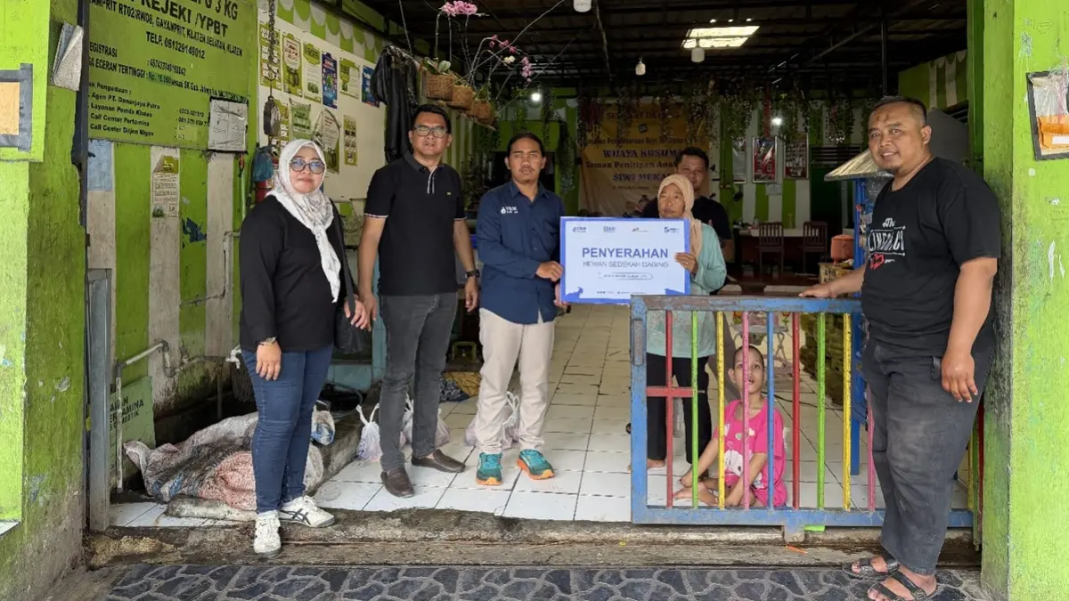 Penyerahan paket daging kurban dari BRI Cabang Klaten di Panti Asuhan Siwi Mekar Klaten (Dok. BRI Kantor Cabang Klaten)