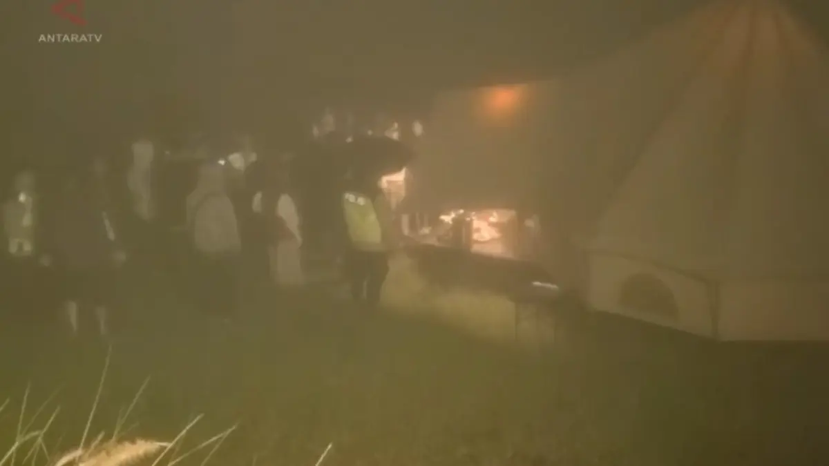 Polisi melakukan olah TKP di lokasi glamping Kecamatan Kledung, Kabupaten Temanggung, Jateng, menyusul ditemukannya jasad satu keluarga yang meninggal di objek wisata itu.  (ANTARA)