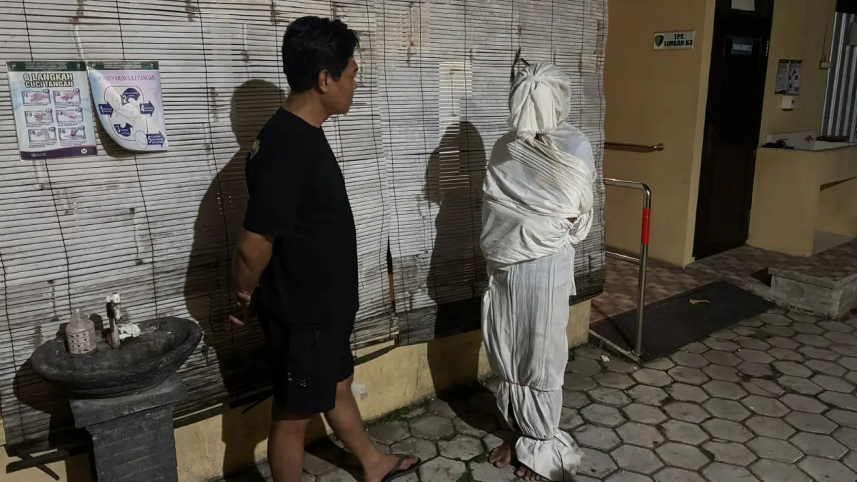 Polisi meminta keterangan pelaku pembuat konten pocong di Mapolres Sragen, Rabu (27/5/2026) malam. (Ahmad Khairudin/Radar Solo)