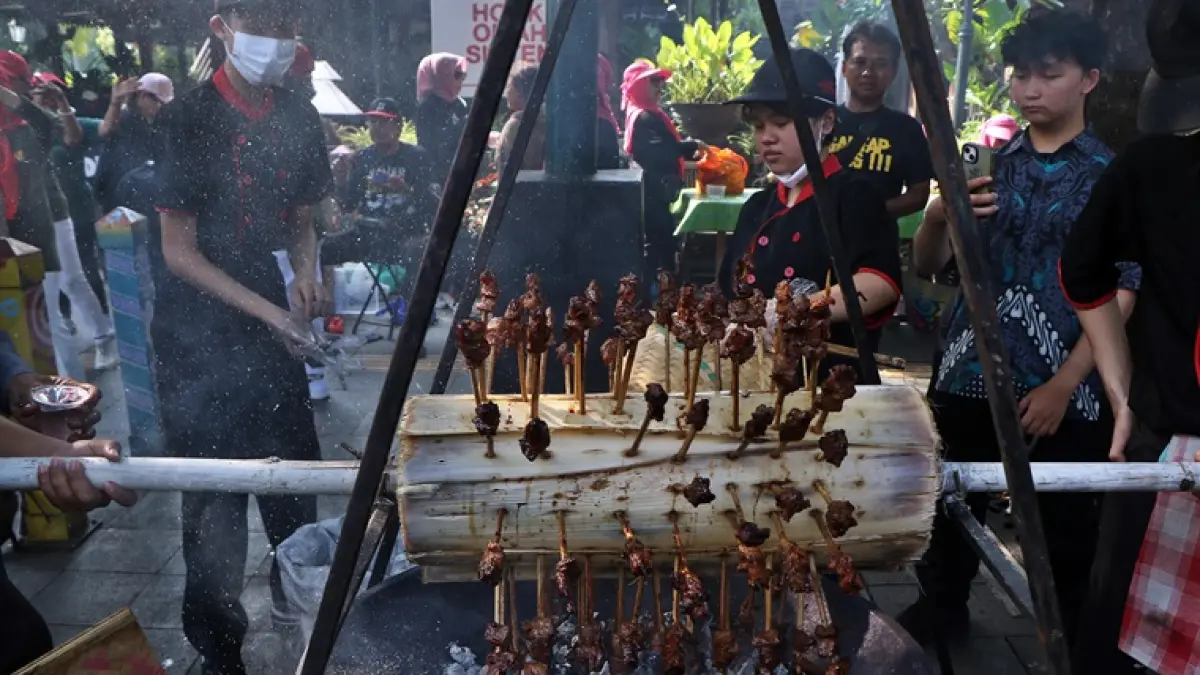 Proses pembuatan sate dari daging kambing kurban di Ngarsopuro, Solo, Kamis (28/5). (ARIEF BUDIMAN/RADAR SOLO)