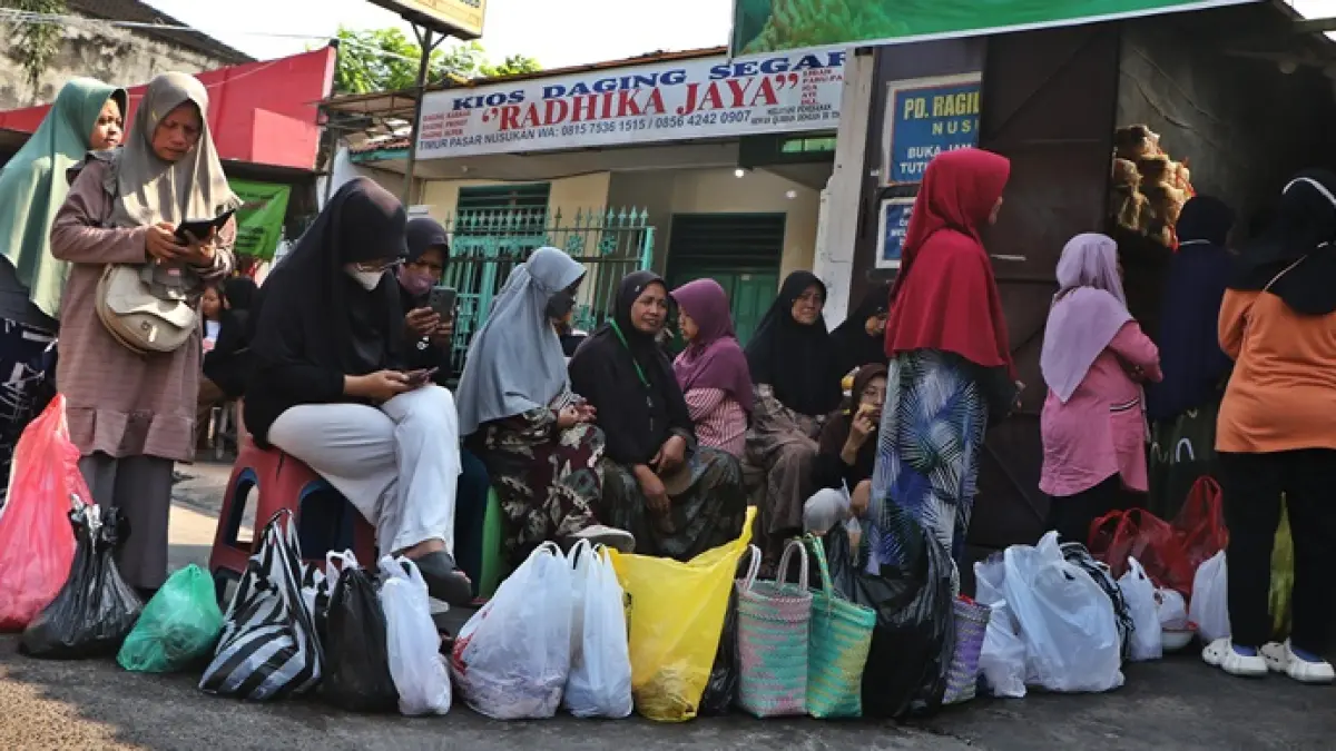 Ratusan orang mengantre giliran menggiling daging kurban di salah satu usaha penggilingan di sekitar Pasar Nusukan, Banjarsari, Solo, Kamis (28/5). (ARIEF BUDIMAN/RADAR SOLO)