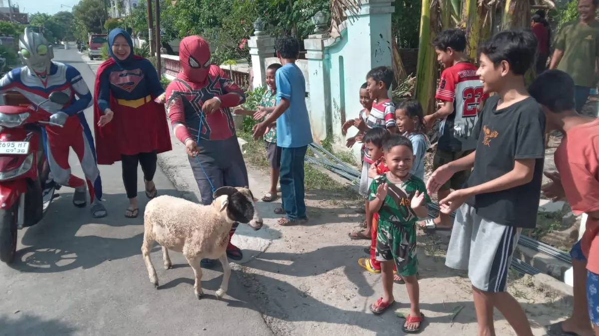 Suoerhero mendongeng kisah Nabi Ibrahim di Masjid Sudarto Milatoen, Kampung Larangan, Kelurahan Gayam, Sukoharjo saat Idul Adha 1448 Hijriah, Kamis (28/5). (IWAN KAWUL/RADAR SOLO) 